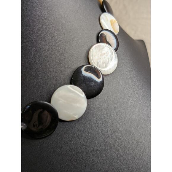 Erica Lyons Black & White Shell Disk 19"-22" Necklace NWT - Picture 3 of 6